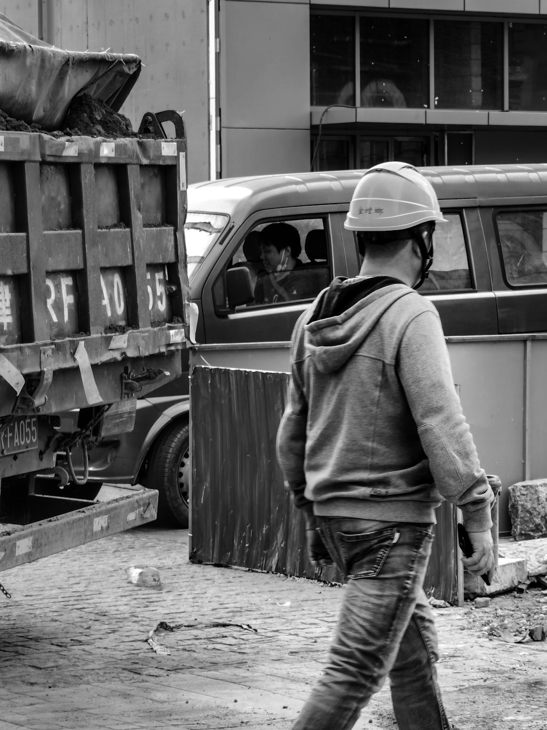 イメージ:4. ベトナムの地域清掃活動と参加意識